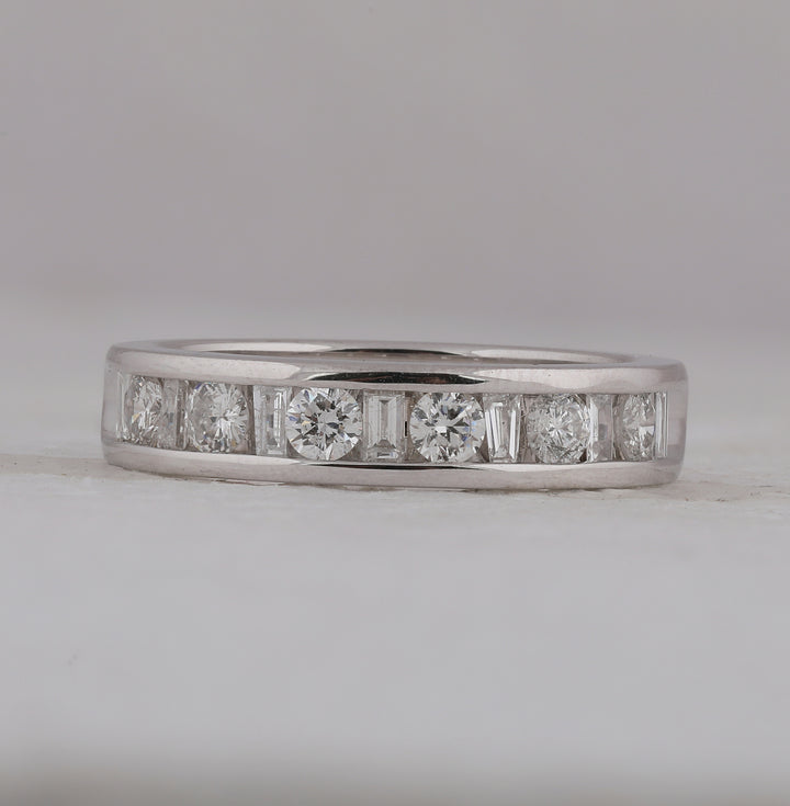 14kt White Gold Womens Alternating Round Baguette Diamond Single Row Wedding Band 1.00 Cttw